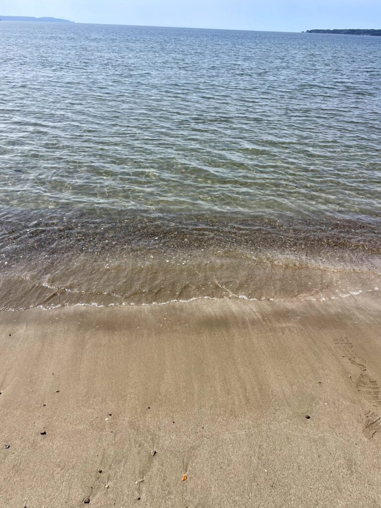 真野湾に面した佐和田海岸の透き通った海