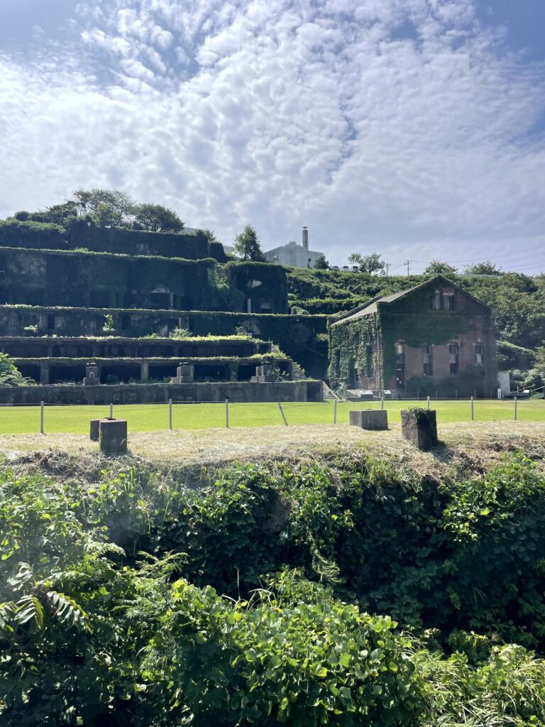 選鉱場跡と、ツタに覆われた赤レンガの建物